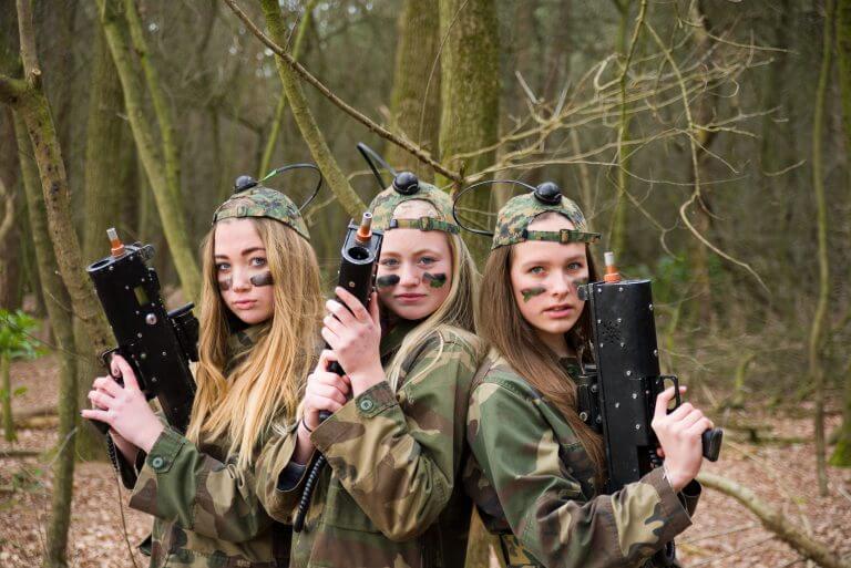 Lasergamen in het bos.